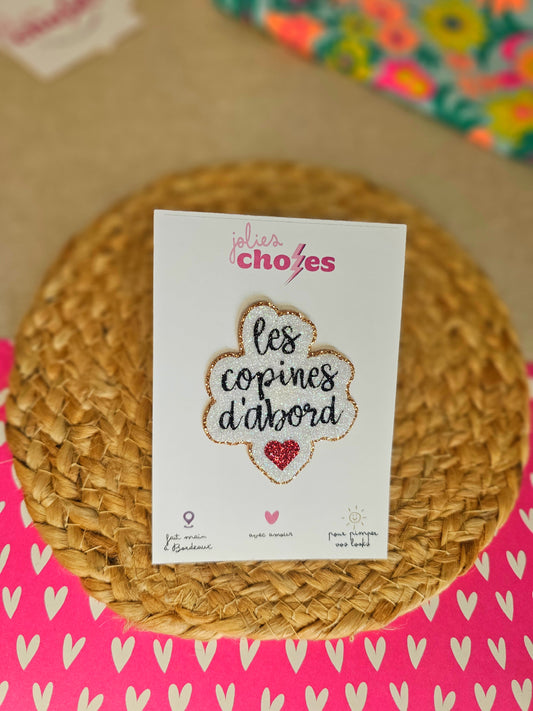 Pin's "Les copines d'abord"